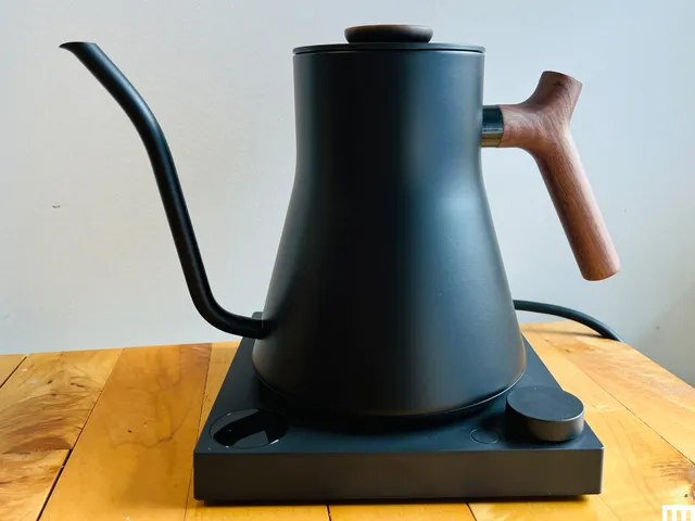 Large capacity electric kettle boiling water for a family