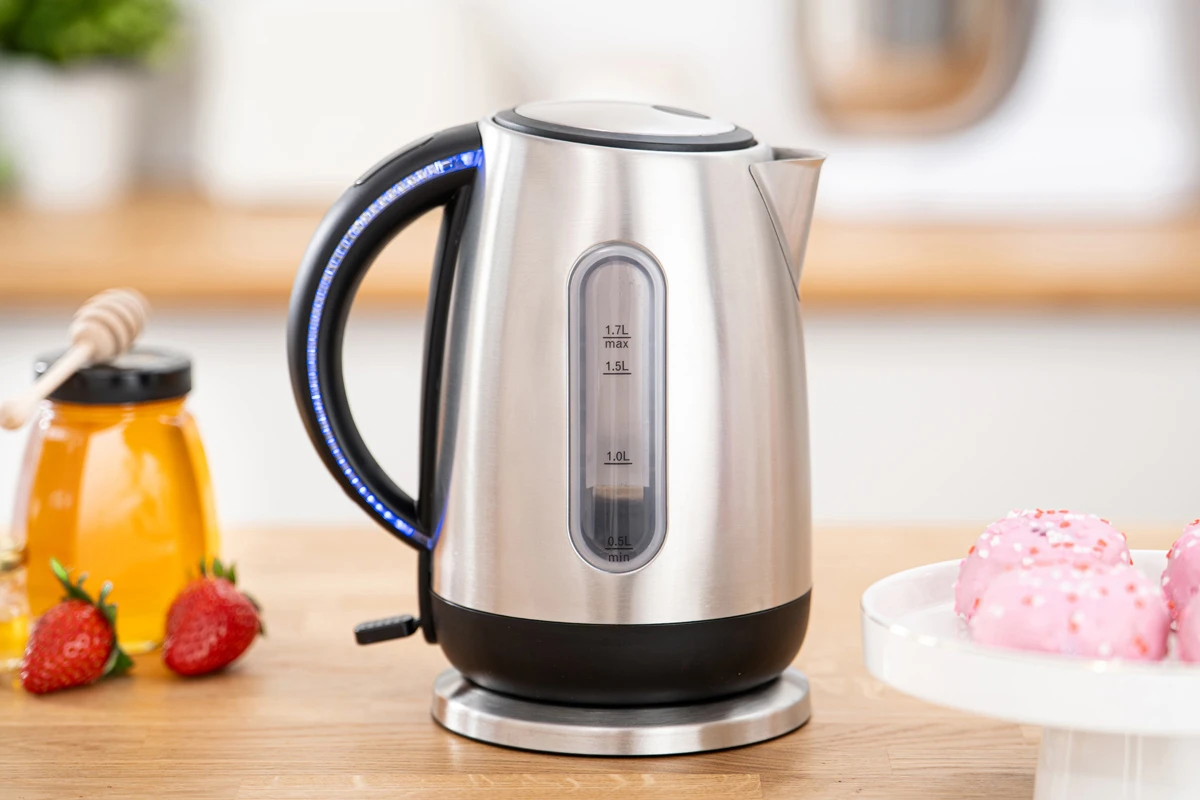 Electric kettle bundle with two matching cups on a wooden counter